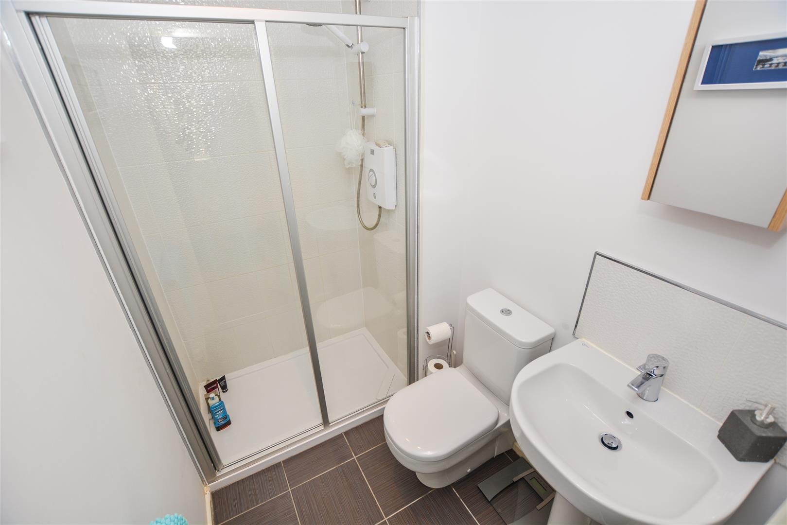 EN-SUITE SHOWER ROOM